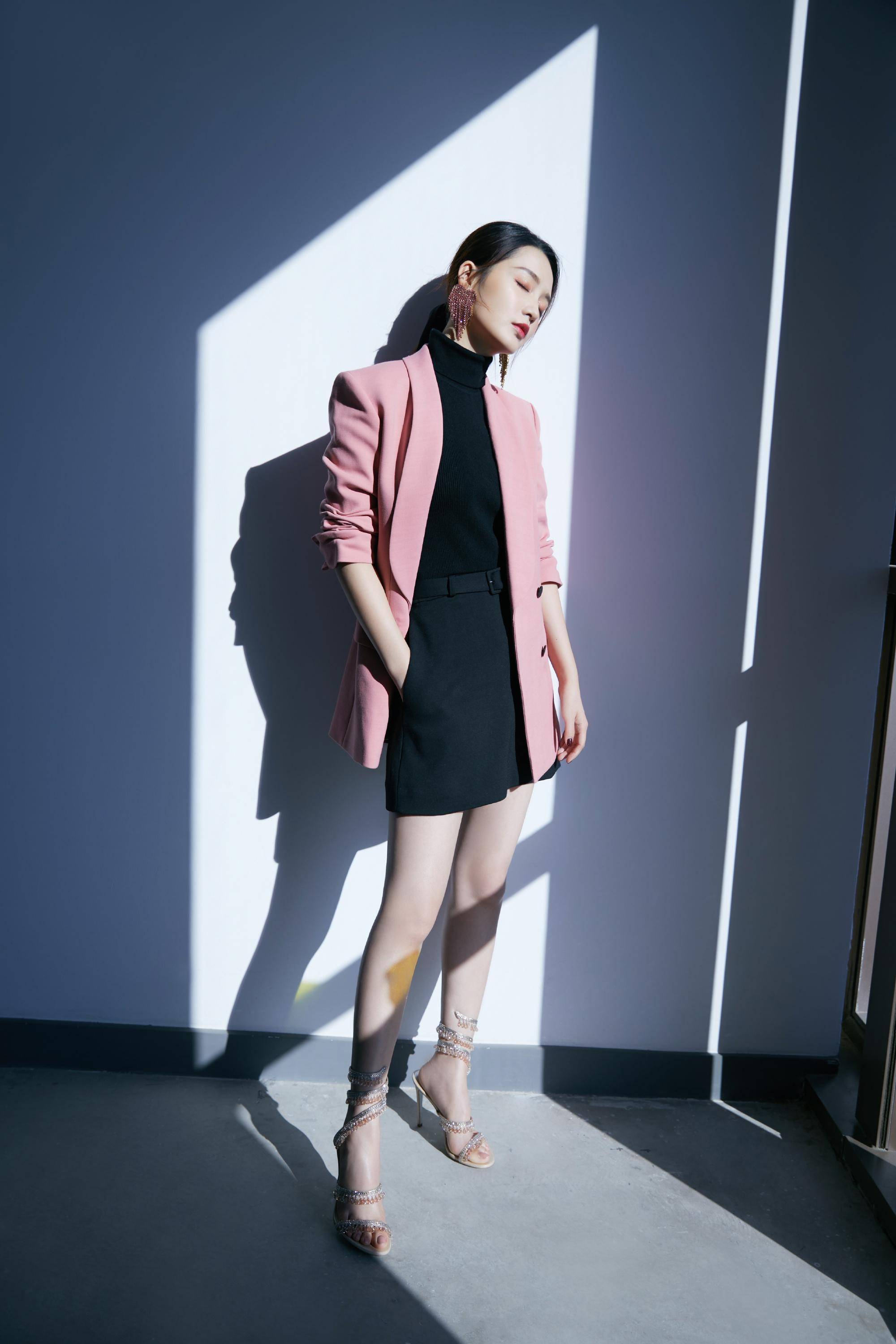 李沁气质真好,微卷长发配仙气长裙,将性感和甜美融为一体