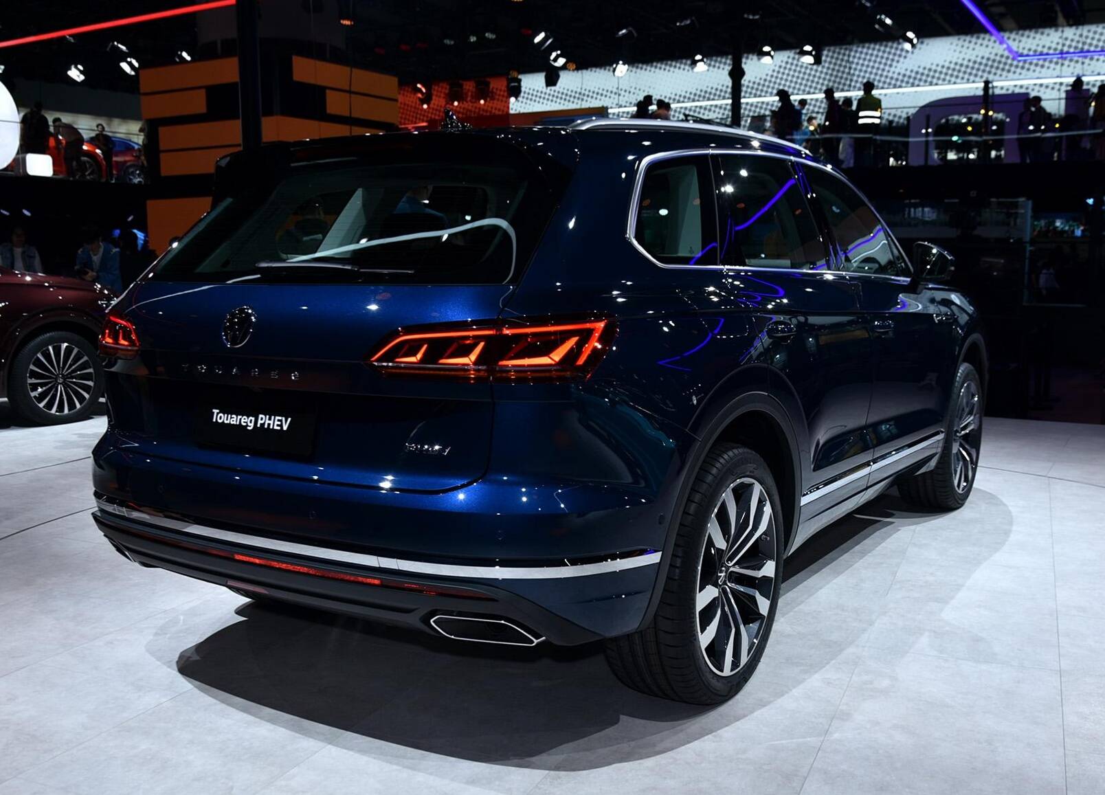 全新混动大众途锐来袭20t四驱预售6798万新造型真帅气