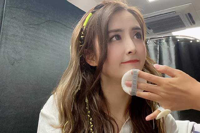 篮球美女主播小楠晒自拍,球迷感叹好久没见,再见要等nba开赛