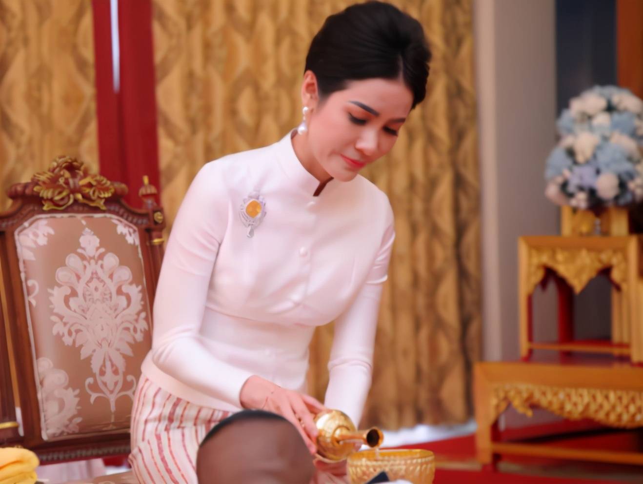 诗妮娜衣品提升不算啥,耳坠与项链奢侈又稀有,婆婆都