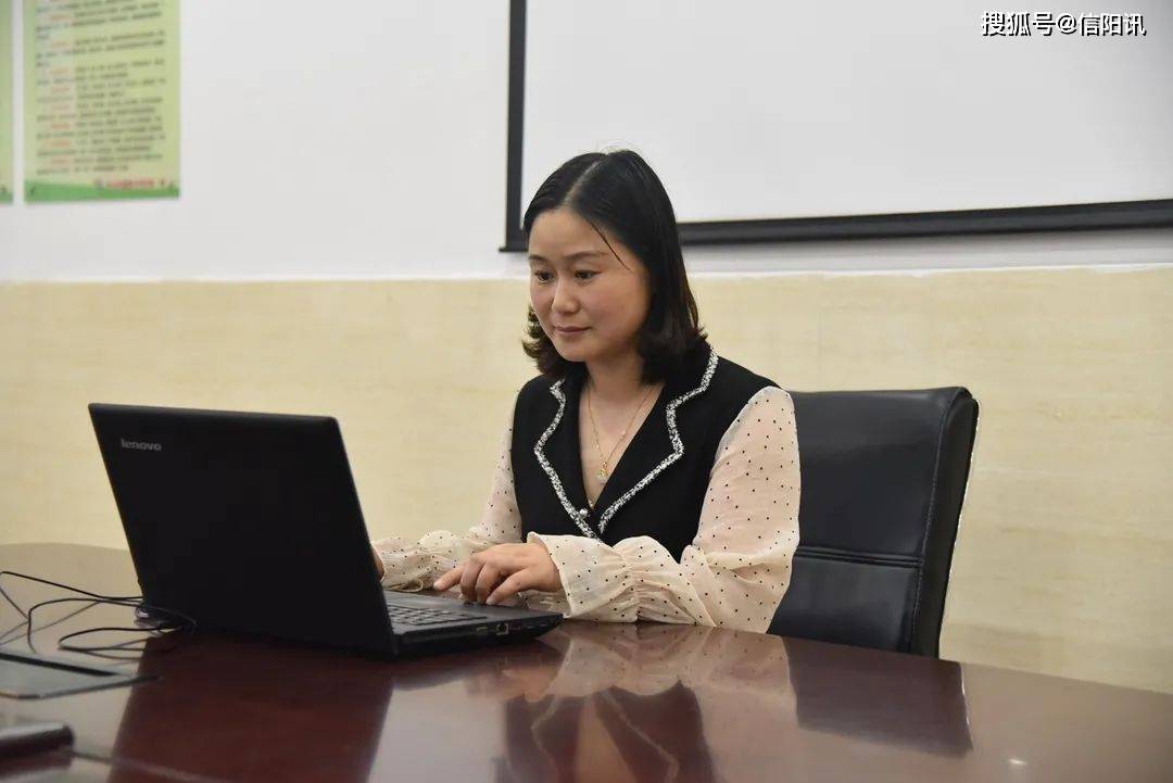 在《班主任怎样和家长沟通》讲座中,万莉老师说,学会和家长沟通是一门