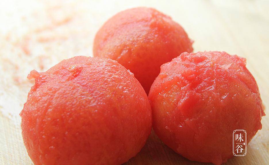 虎皮状,捞出控油,最好用吸油纸吸下油;6,锅内留底油,把切碎的番茄连同