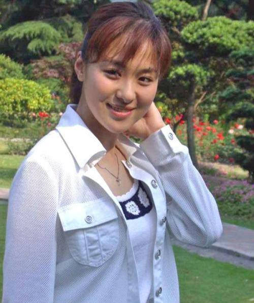 沈傲君:凭眉心一颗痣成名,耍大牌被扇耳光,如今嫁"乾隆"后裔