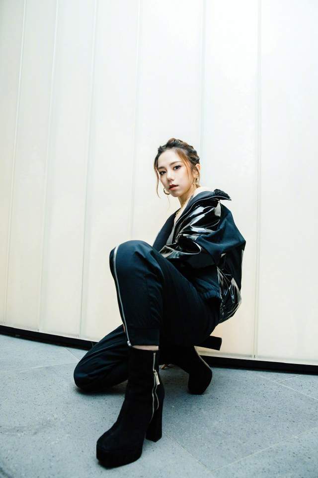 邓紫棋为男友mark庆生,捧着蛋糕脸堆笑,男友视角好温馨浪漫_马克