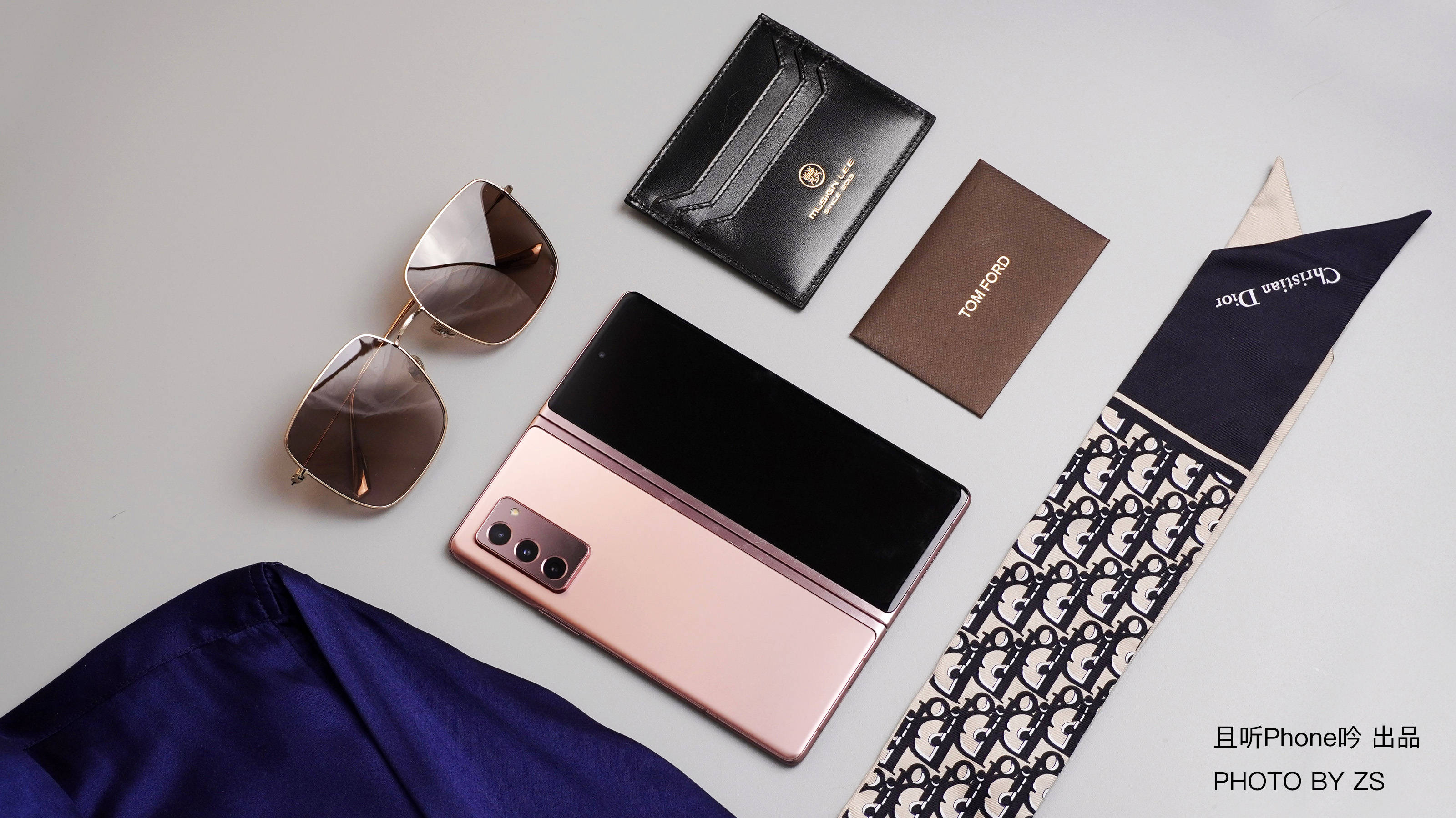 三星fold2折叠屏上手图赏:16999元,高端大气上档次_手机搜狐网