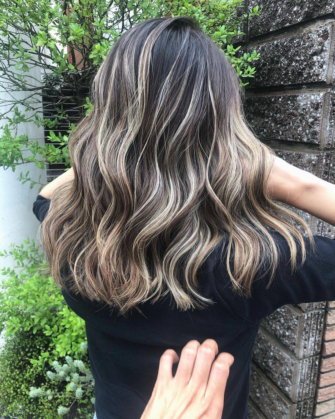 这种"高光染"对于有白头发的女性朋友也十分的友好,白头发容易使人显