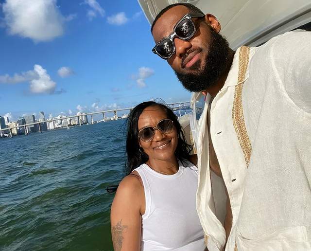 詹姆斯发文感谢母亲母亲看起来并不老看来保养还是做得极好的