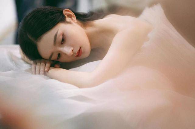 赵丽颖花丛中拍杂志,穿多套绝美长裙出镜,如仙女下凡