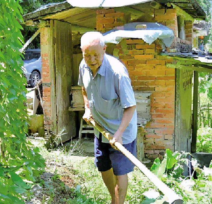 他虽未剃度出家有妻有女却独守寺庙30余年心中有佛日行善事