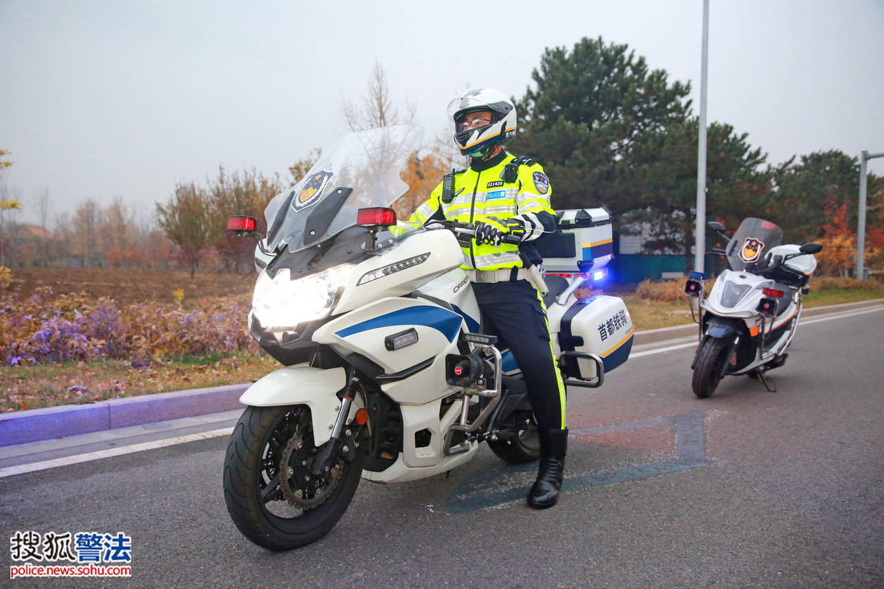 超帅登场北京新一批铁骑交警身着新式警用骑行服上岗执勤