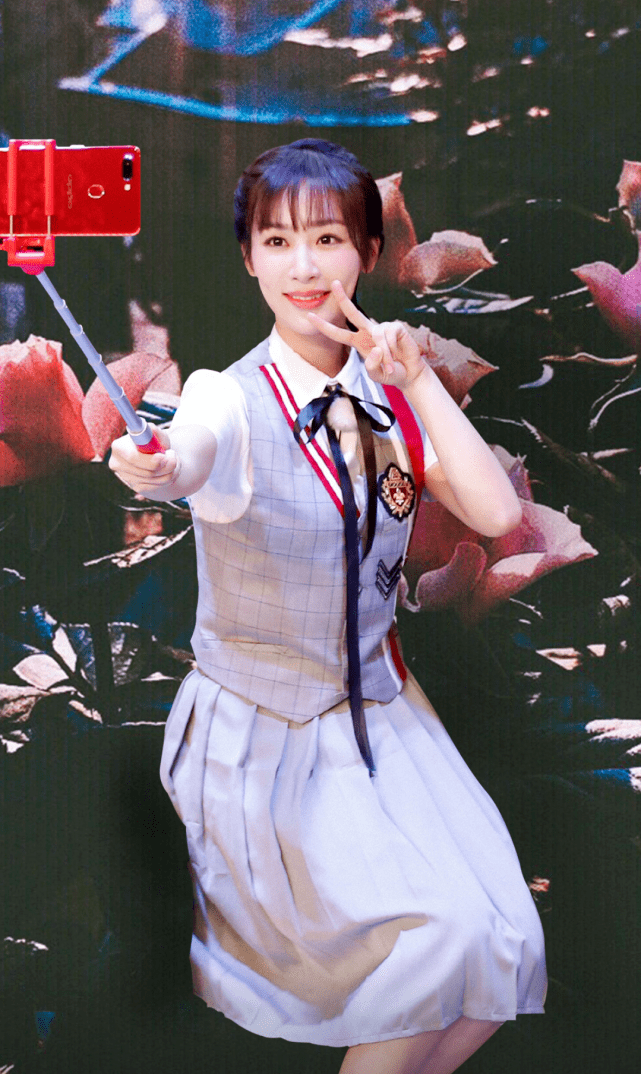 杨紫自认穿不了jk制服,导演要求她换上后,意外成小花中最甜的_手机