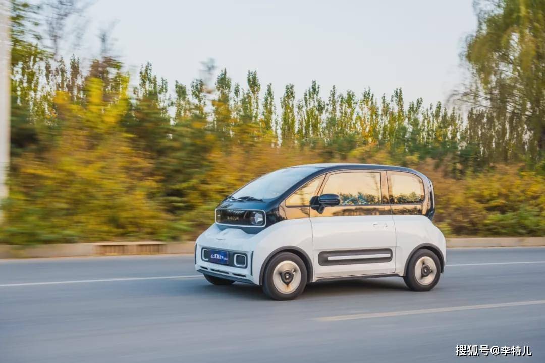 新宝骏e300plus4座布局续航305公里家庭第二辆车不妨考虑它