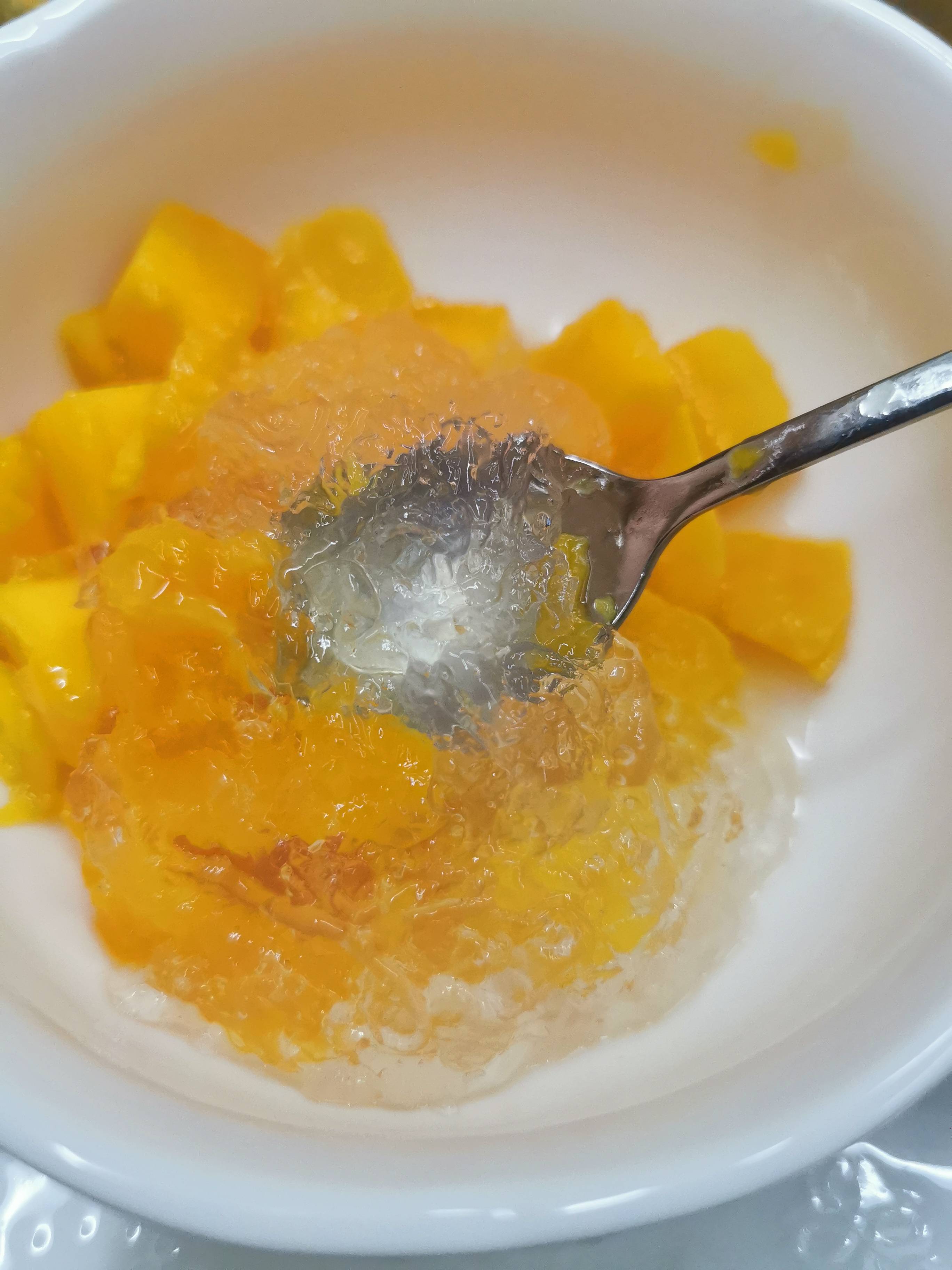 牛油果燕窝材料:鲜炖燕窝1瓶,牛油果1个做法:牛油果切成小碎块放入碗