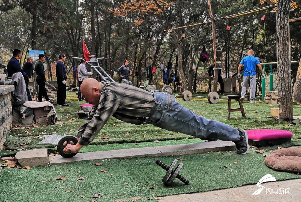 济南英雄山下有群高龄健身达人