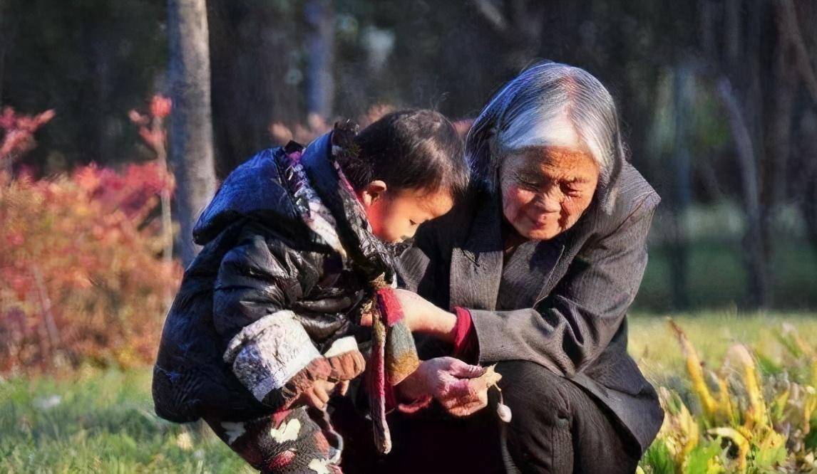 原創即使老人不幫忙帶孩子年輕父母也不應該抱怨早該斷奶了