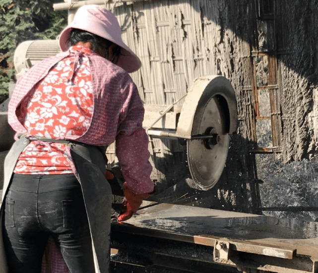 勤劳的双手是致富的源泉,云南女子不怕吃苦,不怕累,忙碌于加工坊中
