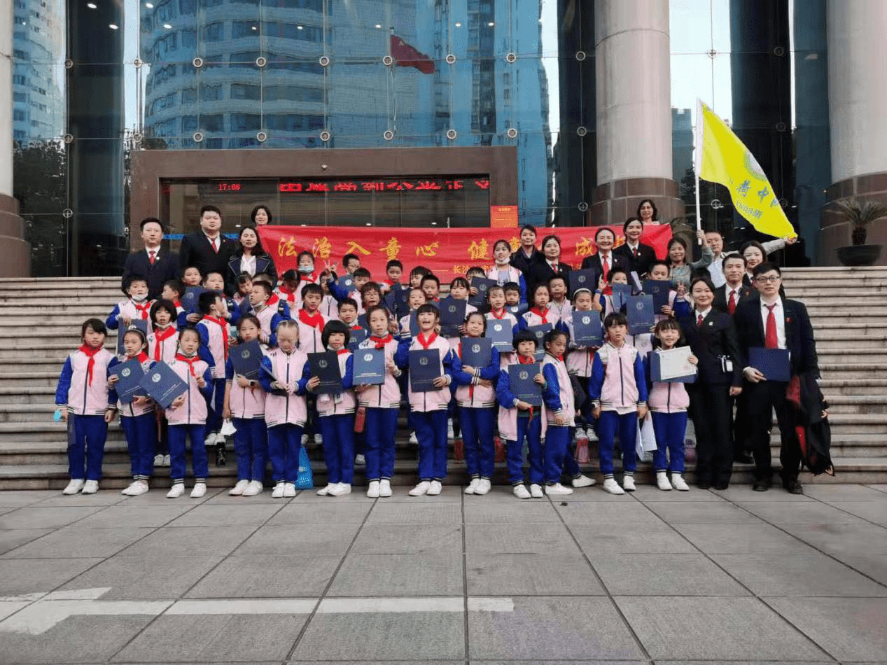 长沙市实验小学1803班走进法院体验"我要当小法官"
