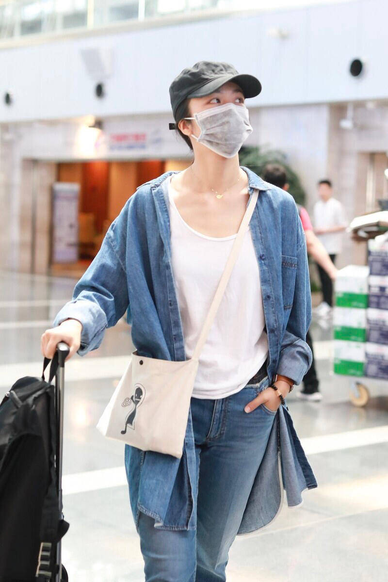 汤唯机场穿搭酷劲十足牛仔外套配牛仔裤高贵洋气美得精致大方