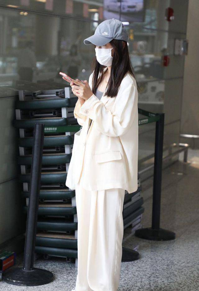 原创陈赫老婆张子萱罕见走机场玉手纤细未见婚戒白色西装瘦成闪电