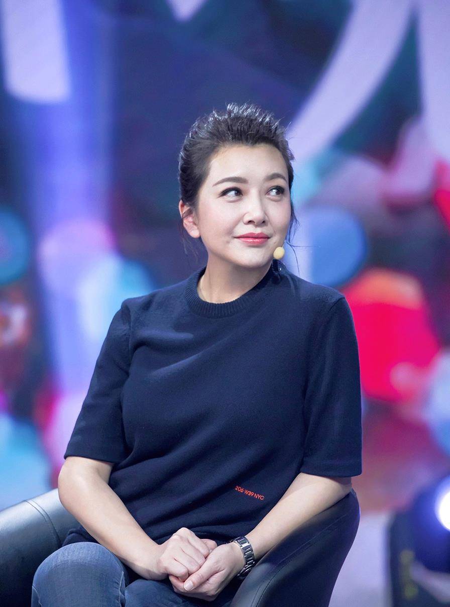 原创53岁江珊越老越有味道盘发造型高雅有女人味女儿没有妈妈美