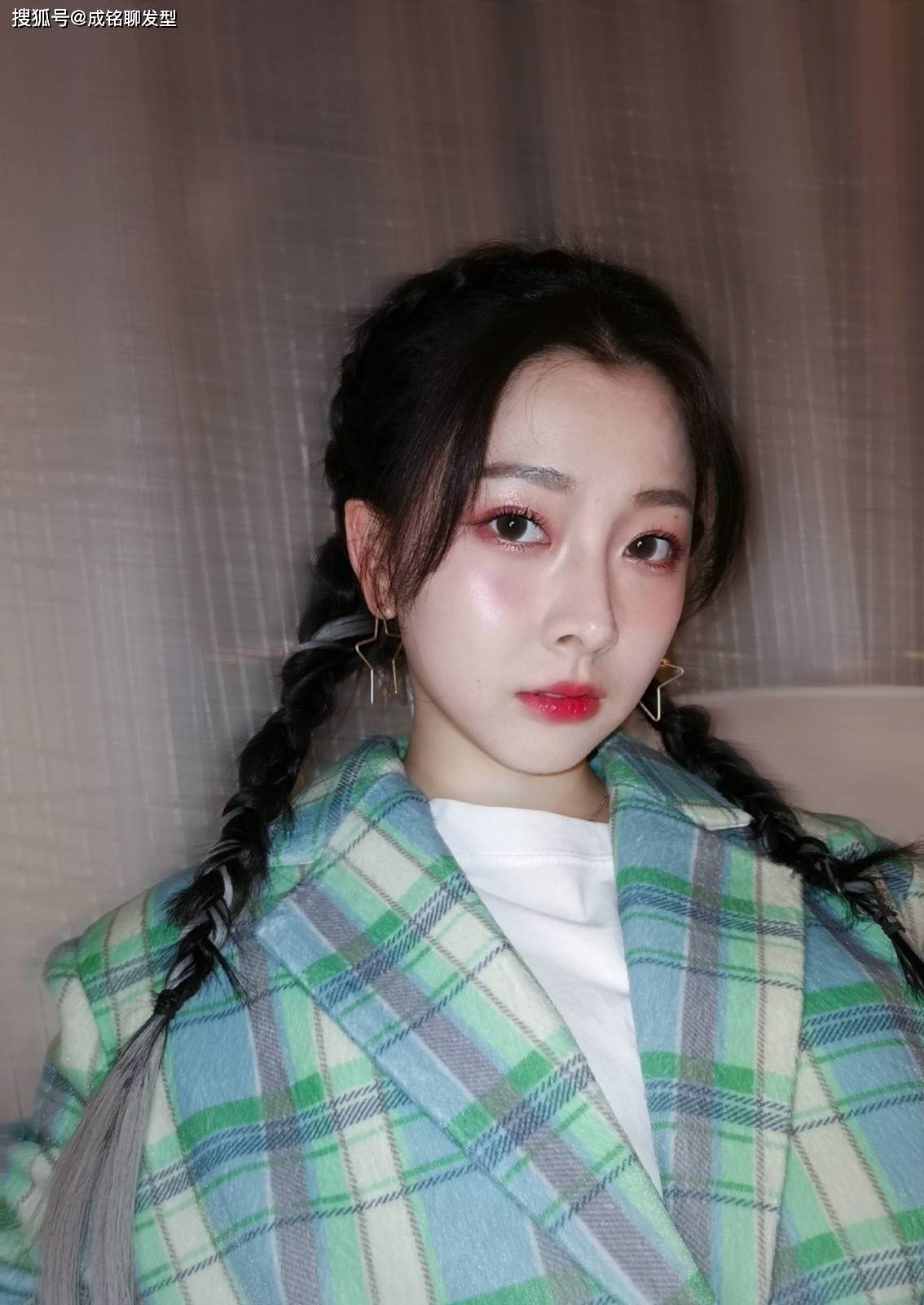 何曼婷晒甜美靓照复古格纹呢子西装配短裤挑染双辫潮力四射