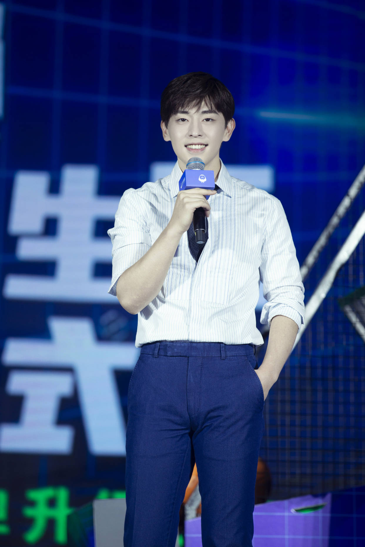 恭喜邓伦,成功变身邓老板