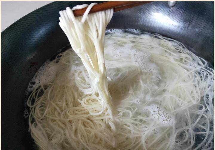 原创面条要咋煮才不粘不硬不糊锅下锅时间最关键做对了清爽又筋道