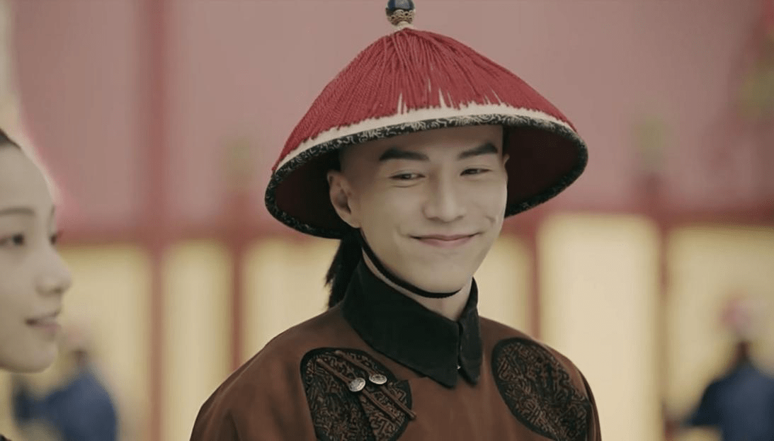 在这之前,王冠逸饰演了《延禧攻略》中的海兰察一角,演技自然,代入感