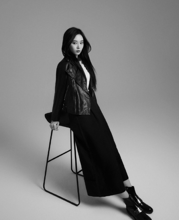 蓝盈莹黑色皮衣搭配阔腿裤,帅气而且时尚,气质得到提升!