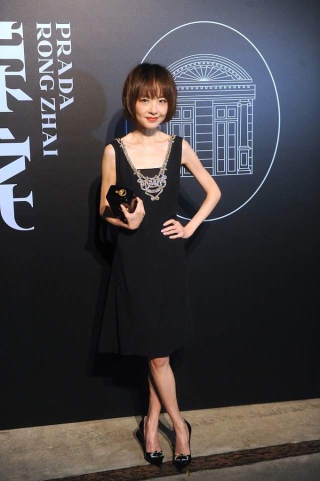 原创鲁豫的身材也太瘦了吧穿上豹纹抹胸之后更显出了骨架的感觉