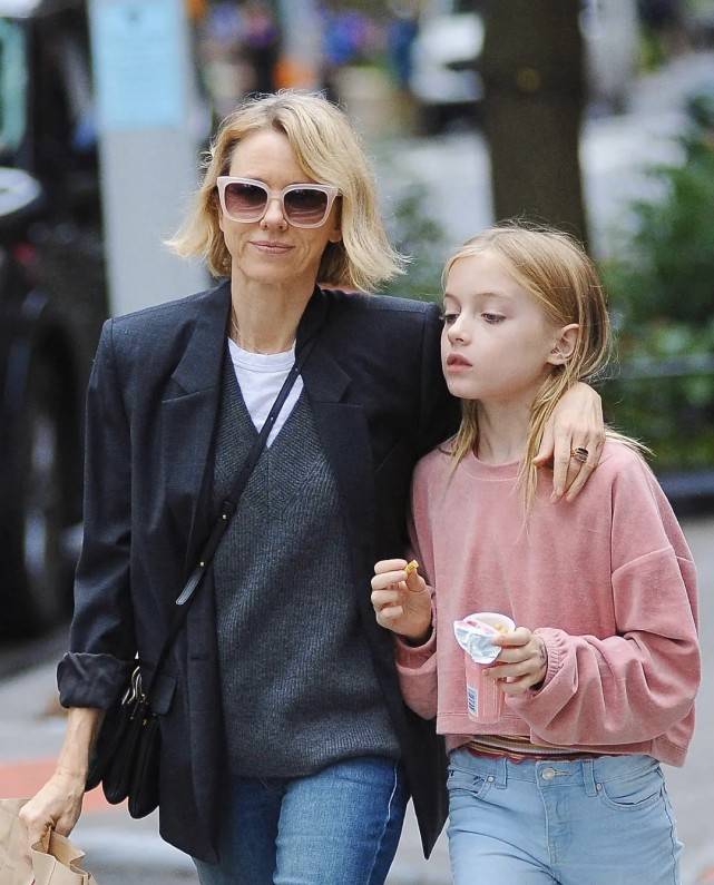 52岁的女演员娜奥米,小儿子比她还"美"_kai