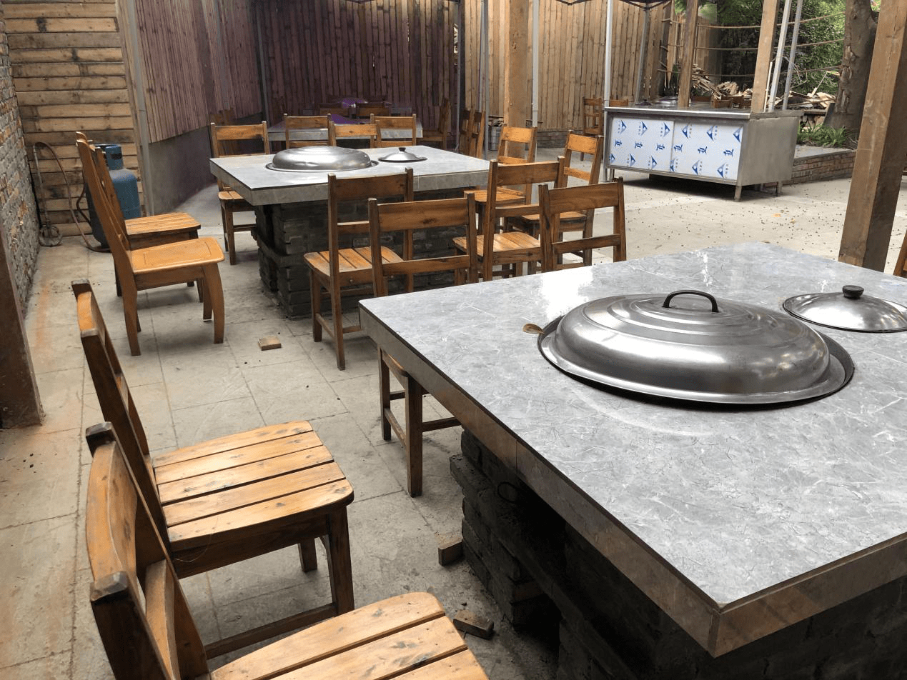 新鲜土鸡,用土灶台烧炒.