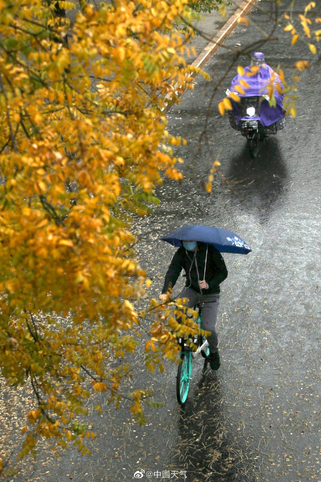 北京下雨 早高峰出行受阻