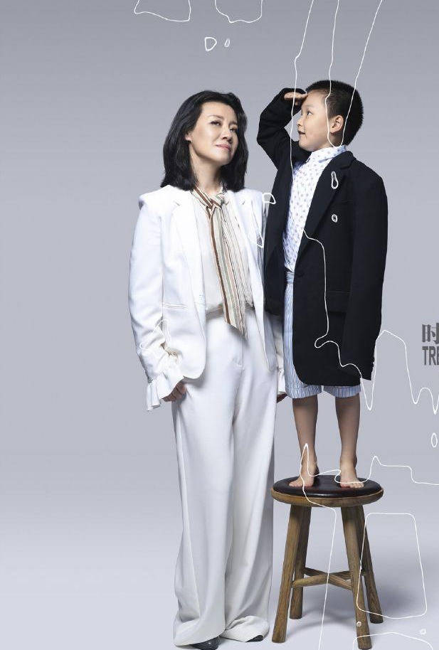 "大娘子"刘琳携儿子拍杂志,母子俩长相复制粘贴,连表情都一样