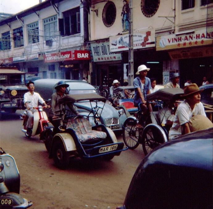 原始老照片 世纪60年代的越南西贡非常繁荣 街上随处可见汽车和摩托车 安源新闻
