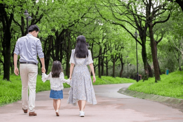 独生女和二胎女孩差别大,20年后见分晓,独生子女哭诉辛酸经历_父亲