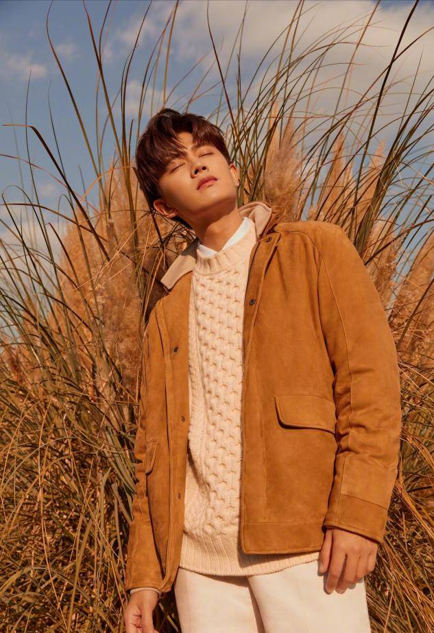 任嘉伦秋冬造型温暖浪漫,身高178很会穿,正装与休闲轻松切换