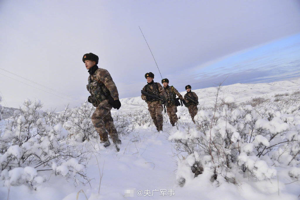 银装素裹新疆边防官兵大雪中巡逻边境一线