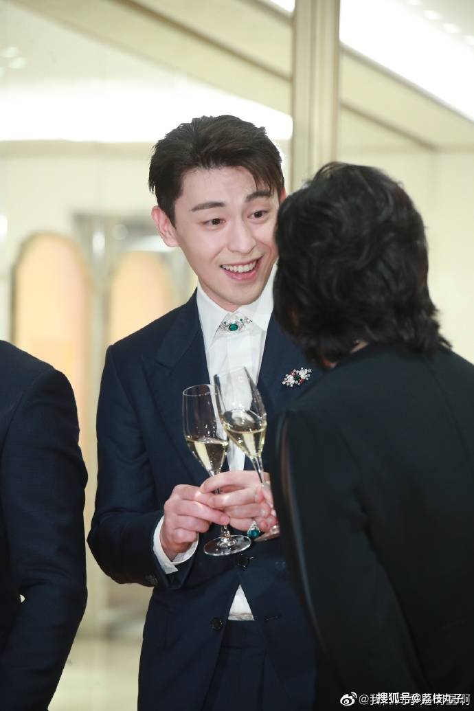 邓伦出席活动被女高管劝酒,不胜酒力双颊绯红真上头了