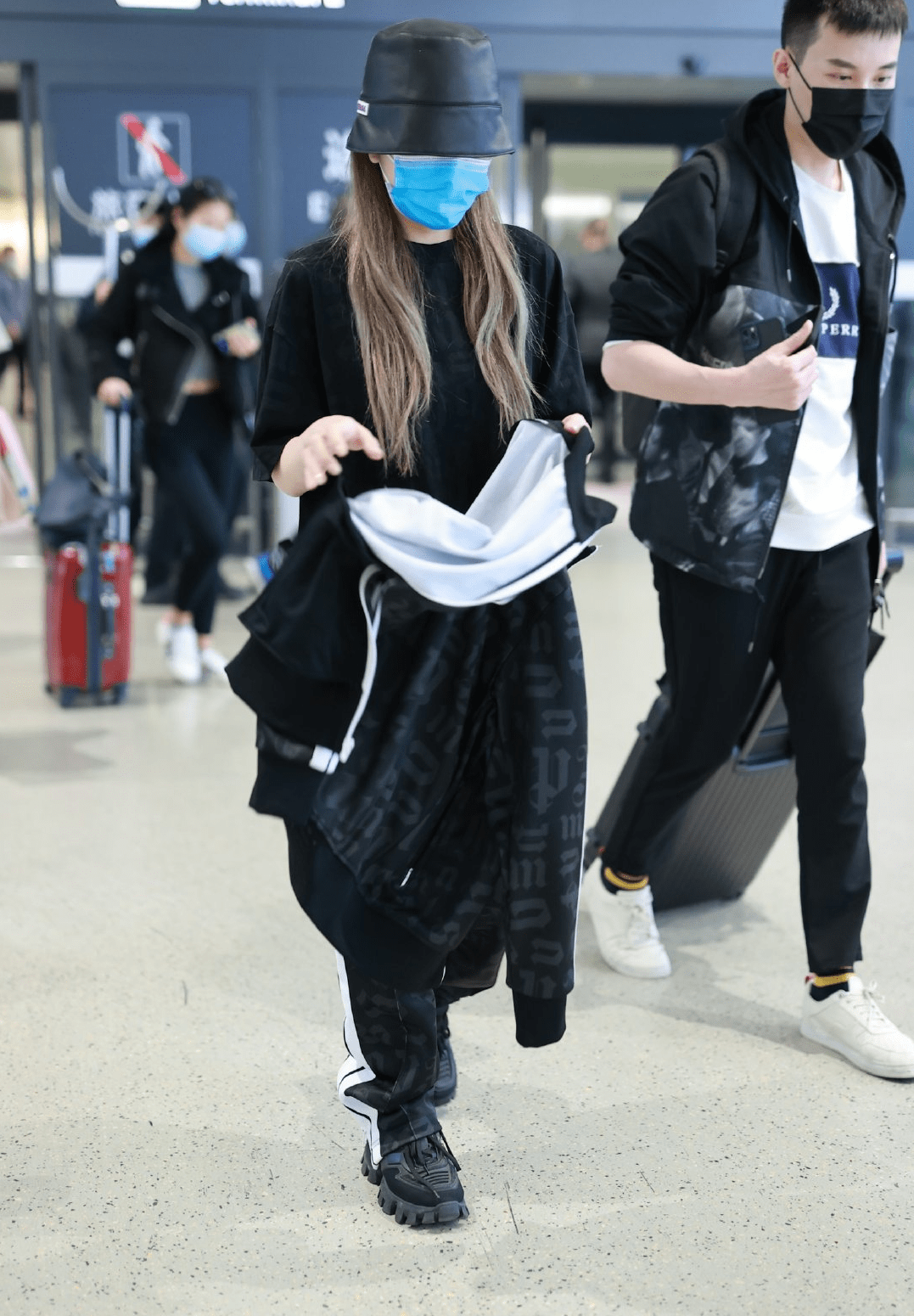 周扬青"脖子"上热搜后走机场,生图身材五五分,瘦到撑不起衣服