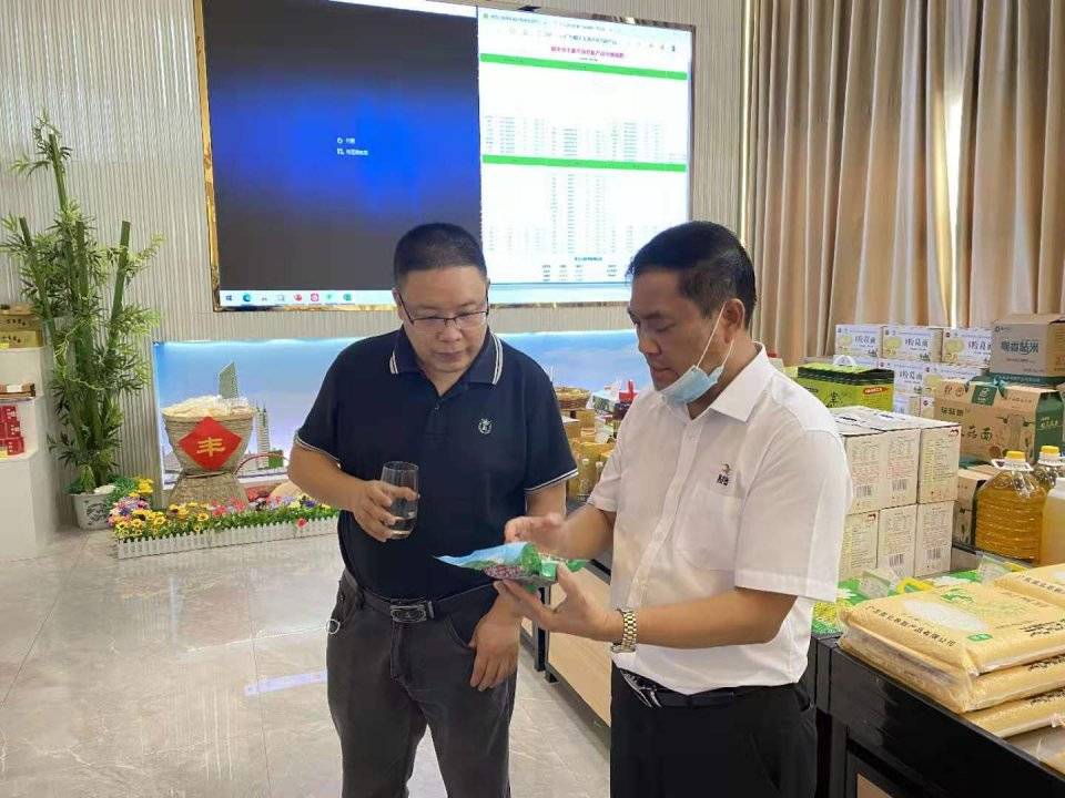 期间,韶关市商务局领导及广东亚北农副产品有限公司执行董事张文杰,亚