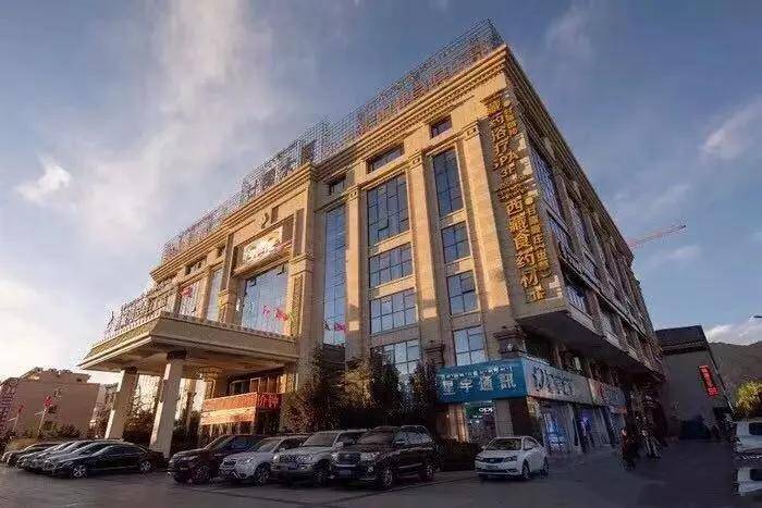 "甘露曲秘"藏药浴位于拉萨市甘露大厦3楼,这里环境优雅,别致,现有服务