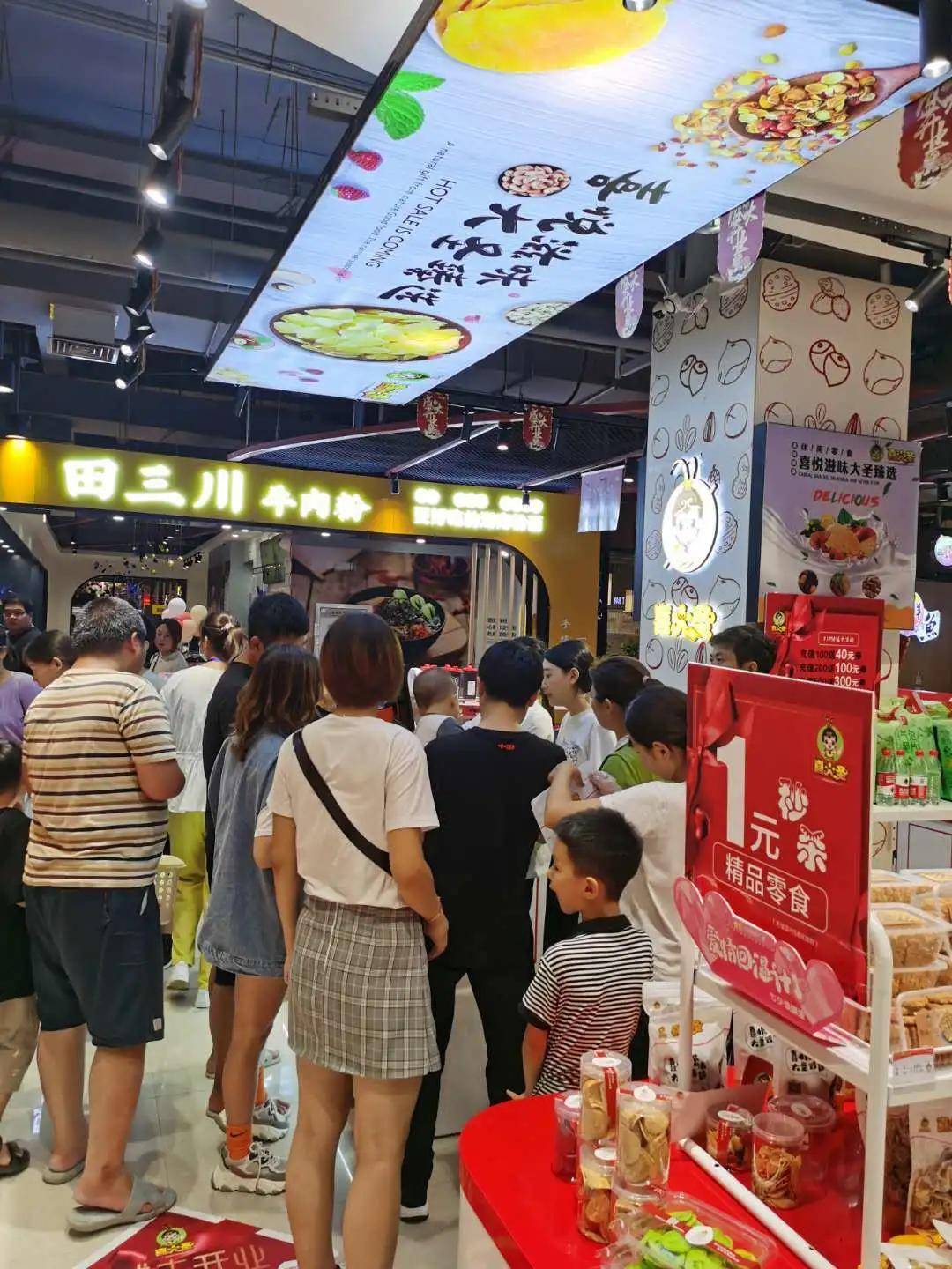 小縣城開零食鋪,10㎡店年銷百萬,又一匹「下沉黑馬」誕生了?