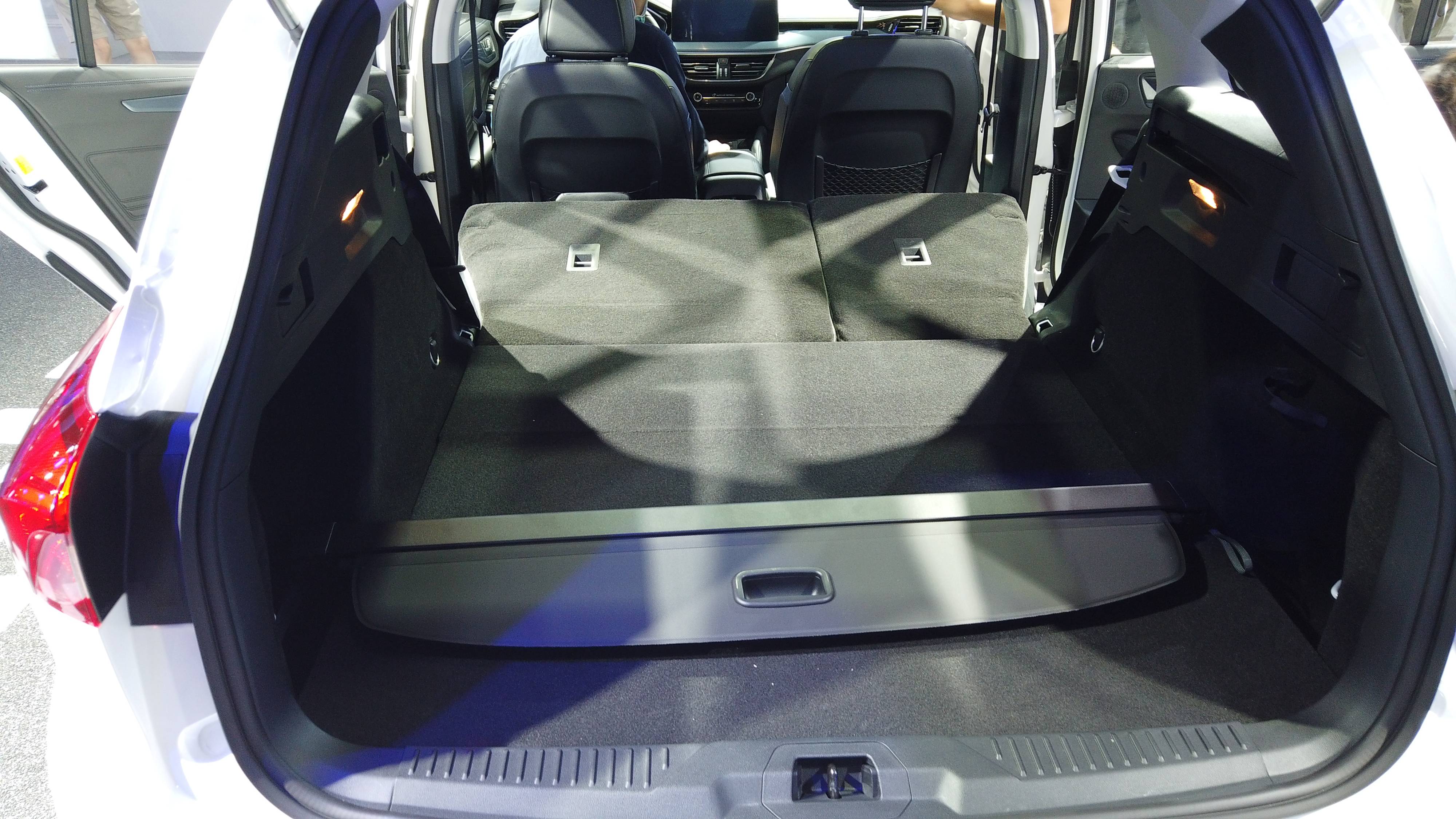 现场体验福克斯猎装版空间实用定价比三厢顶配贵3千