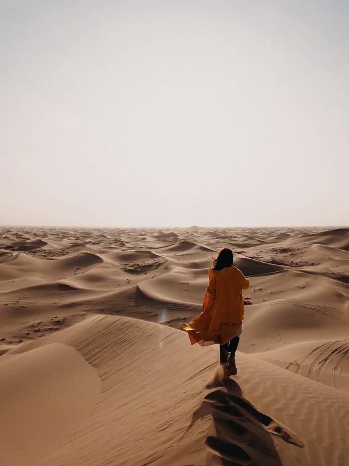 原创陈赫前妻许婧和好友沙漠旅行双手插口袋望向远处又飒又甜