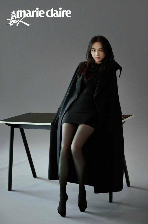 汤唯嘉人11月刊封面大片,穿短裙搭"黑丝"腿部线条绝了
