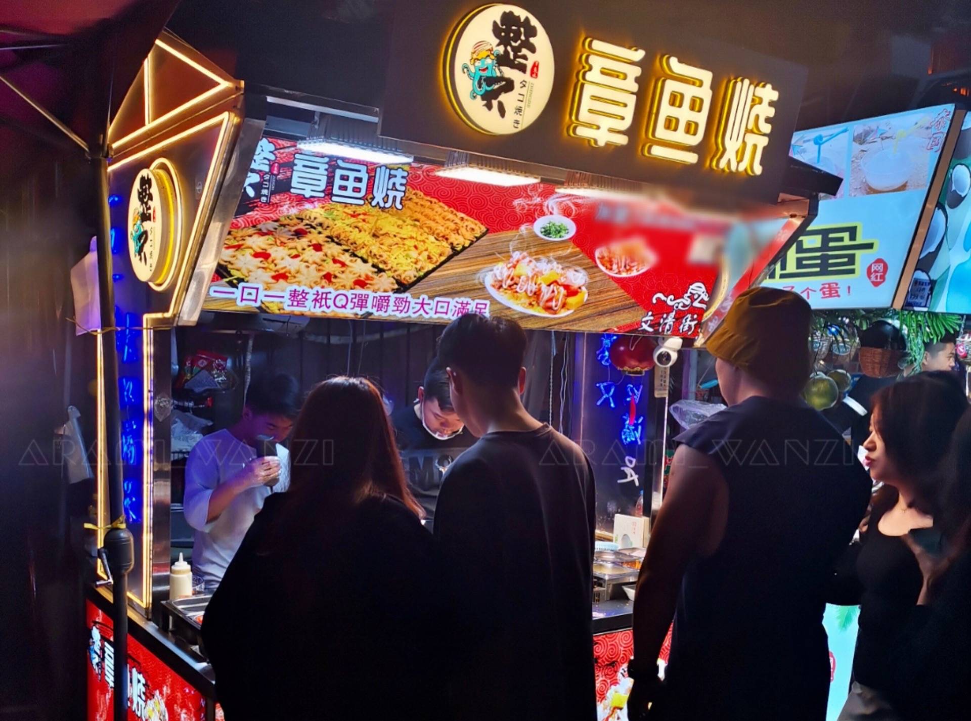 厦门曾厝垵排队最长的网红小吃摊,下雨都浇不息吃货们的热情