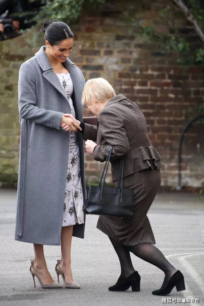 从英国女王,凯特到梅根王妃,王室女人最爱哪一双高跟鞋?