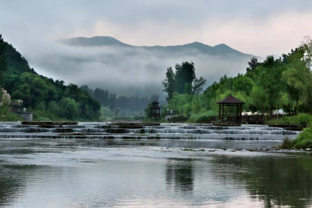 怀柔区汤河口镇美食美景天河川旁的山里红网红民宿