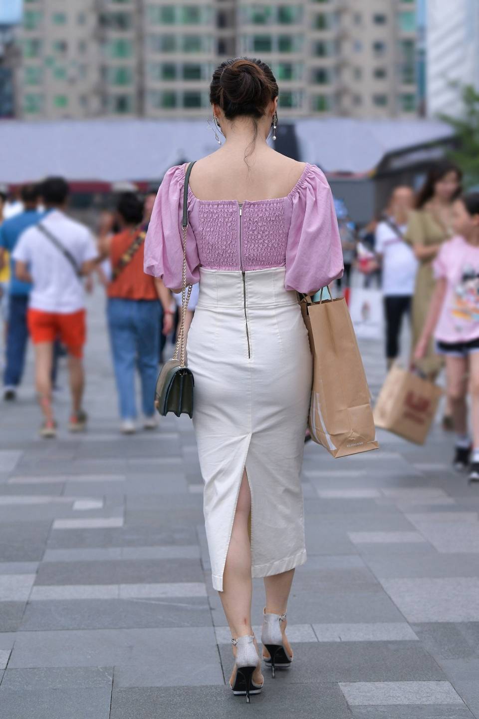 路人街拍美女穿着一双亮片银色的一字带高跟鞋大方得体又靓丽